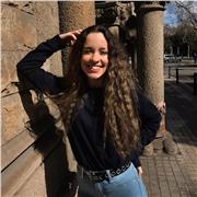 Profesora con ganas de ayudar a los niños con sus dificultades académicas